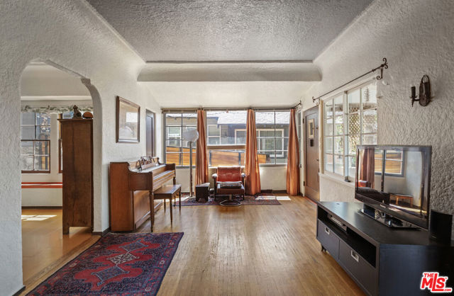 3526 Griffin Avenue, Los Angeles CA: https://media.crmls.org/mediaz/bf693d30-05e4-4b0e-ad21-05efe0ad7bd9.jpg