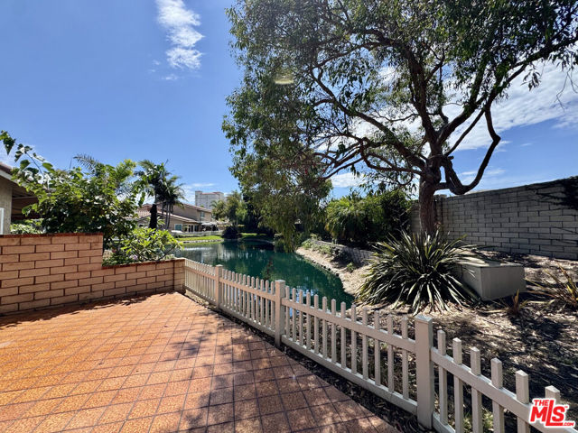 7756 Sailboat Circle, Huntington Beach CA: https://media.crmls.org/mediaz/bf696ef2-5e1b-4e6a-a14b-f35abf90b363.jpg