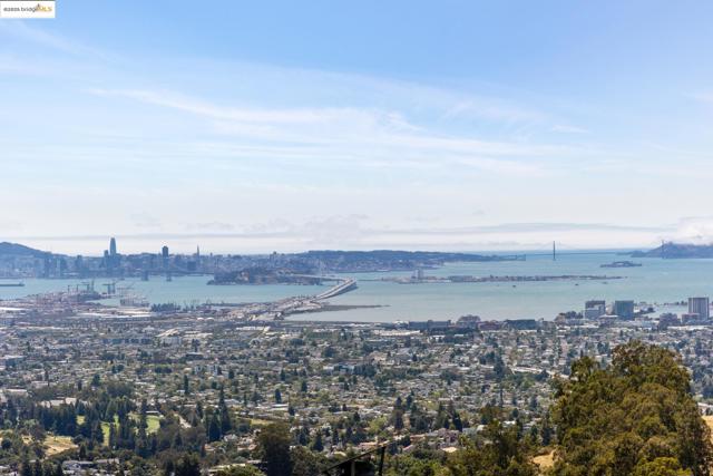 16032 Broadway Ter, Oakland CA: https://media.crmls.org/mediaz/bf69e8b5-831e-45b3-9648-10affe237f60.jpg