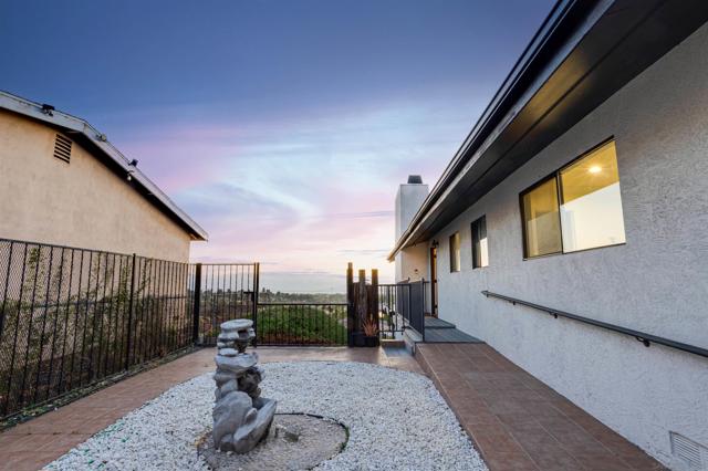 752 Monserate Ave, Chula Vista CA: https://media.crmls.org/mediaz/bf6a4129-8bff-4240-b87d-f753a5f01d50.jpg