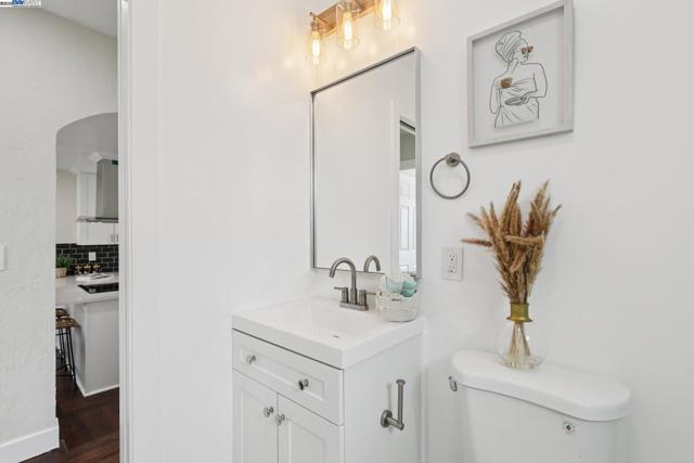 511 59Th St, Oakland CA: https://media.crmls.org/mediaz/bf6a5c83-14e7-4bf7-a98f-f296778d634b.jpg