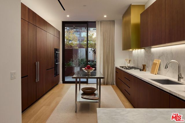 702 N Doheny Drive, West Hollywood CA: https://media.crmls.org/mediaz/bf6b69ee-dcd9-4205-8c94-cb0d1fb7bae5.jpg