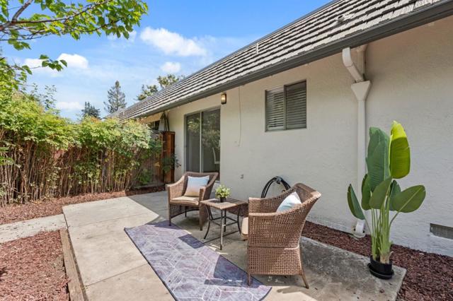 21 Willow Road, Menlo Park CA: https://media.crmls.org/mediaz/bf6b833c-0386-4354-b314-047c9ec6a75c.jpg
