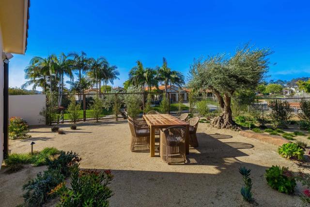 Detail Gallery Image 22 of 39 For 2087 via Ladeta, La Jolla,  CA 92037 - 2 Beds | 2 Baths