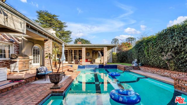 4559 Morella Avenue, Valley Village CA: https://media.crmls.org/mediaz/bf6d9905-b55c-4bb0-aeeb-b60de278ea8d.jpg