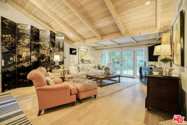 9420 Eden Drive, Beverly Hills CA: https://media.crmls.org/mediaz/bf6ea8c5-2610-460c-8005-b9161f257aa2.jpg