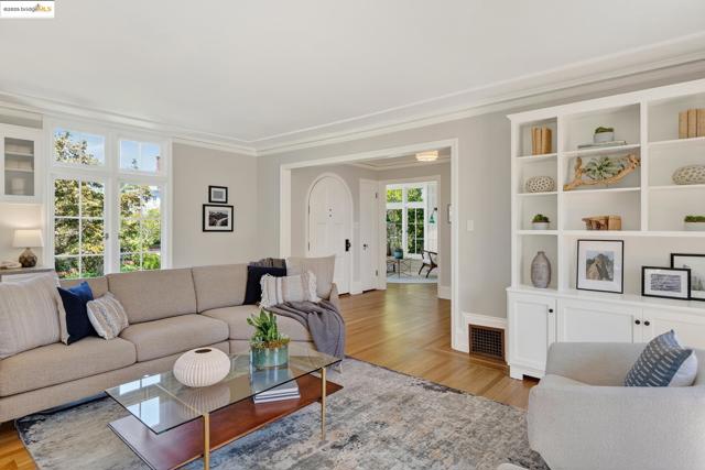 1145 Mandana Blvd, Oakland CA: https://media.crmls.org/mediaz/bf6f93dc-490f-4a5d-9aa2-15ca49570f5f.jpg