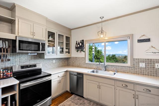 14027 Jamul Dr, Jamul CA: https://media.crmls.org/mediaz/bf700f52-1931-4d76-9d17-a85a5fe71abe.jpg
