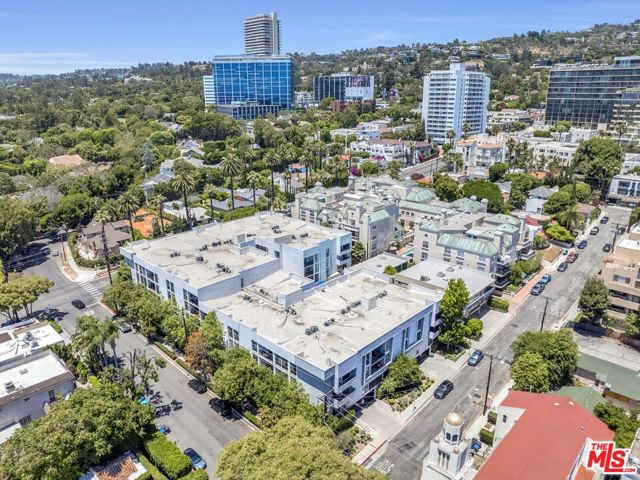 906 N Doheny Drive, West Hollywood CA: https://media.crmls.org/mediaz/bf7245f6-369f-430b-9796-f1c9aff6735f.jpg