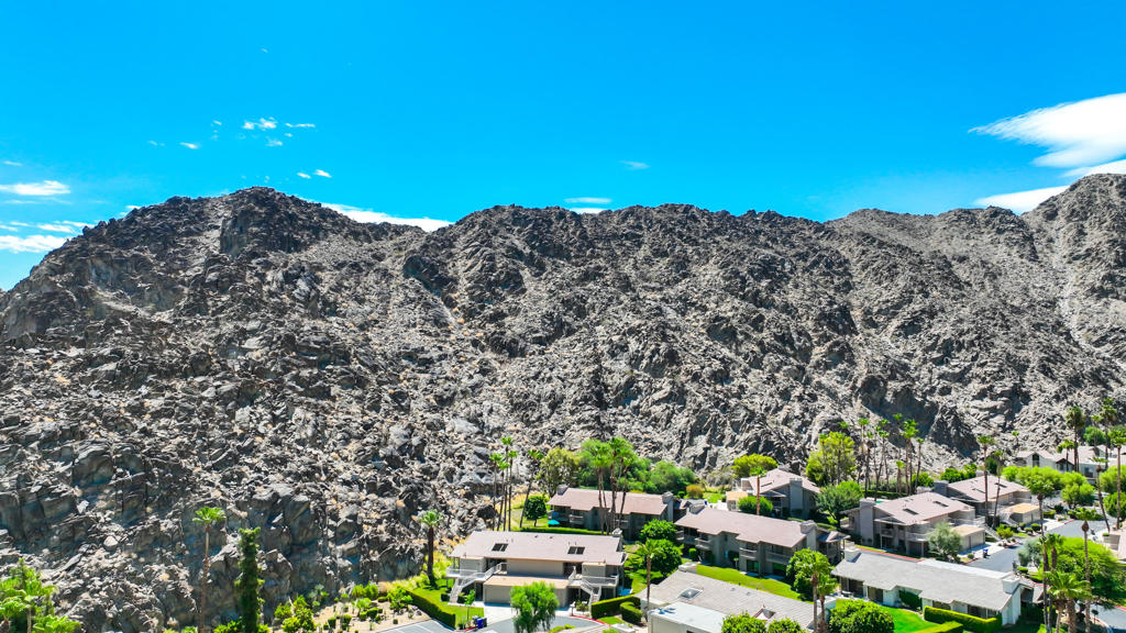 https://media.crmls.org/mediaz/bf7253fb-02aa-4295-a840-735add200750.jpg?preset=X-Large