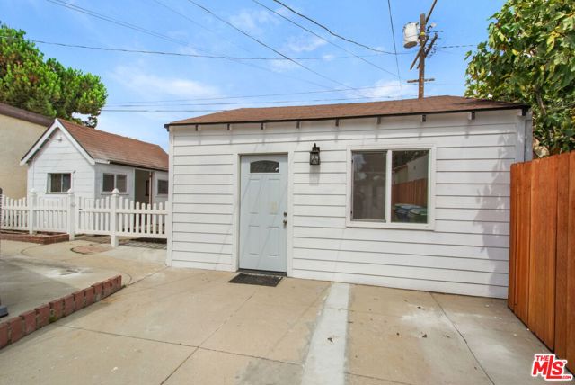 4325 W 58th Place, Los Angeles CA: https://media.crmls.org/mediaz/bf731ca8-22f7-47c8-b845-952acaeb2f6c.jpg