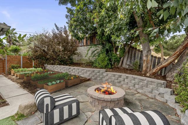 310 Bluff Wy, Oceanside CA: https://media.crmls.org/mediaz/bf733da2-1e64-4311-b94c-ff336871ac00.jpg