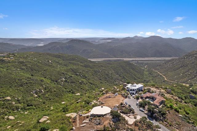 10027 Tall Oak Drive, Escondido CA: https://media.crmls.org/mediaz/bf73945b-1d94-41fd-bdab-369ba567f990.jpg