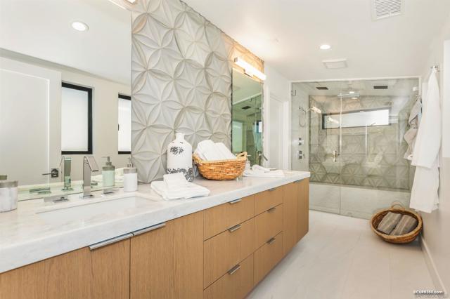 5527 Calumet Ave, La Jolla CA: https://media.crmls.org/mediaz/bf7474b7-8ad8-4753-b3ee-0104c84e514a.jpg