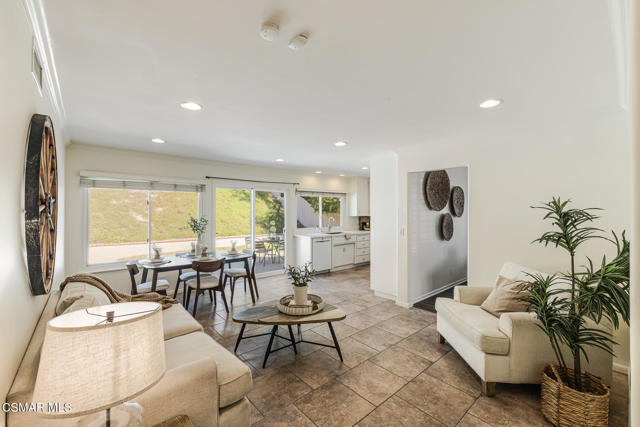 1569 Burning Tree Drive, Thousand Oaks CA: https://media.crmls.org/mediaz/bf748194-4aa9-40ba-b38b-2e26649f9188.jpg