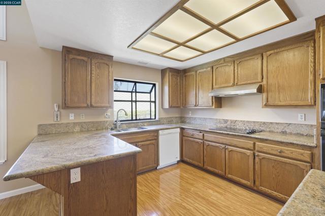 5535 Edgeview Dr, Discovery Bay CA: https://media.crmls.org/mediaz/bf74d0b9-c053-4982-b881-def8d20b7e7c.jpg