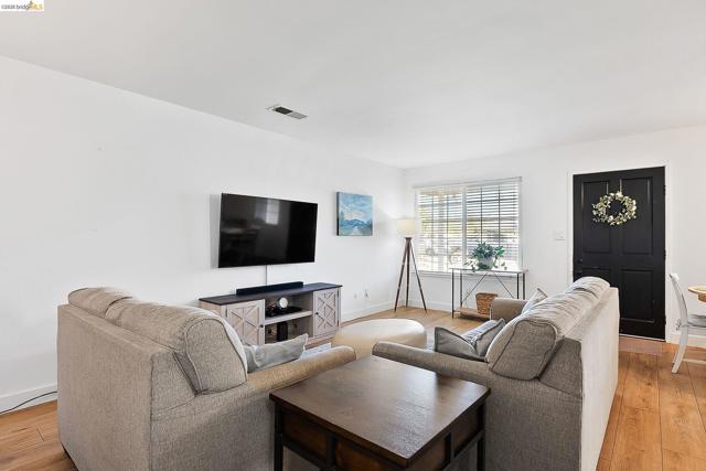 4855 Edgewood Ct, Oakley CA: https://media.crmls.org/mediaz/bf76464d-c9a4-4146-9630-c48b0831e699.jpg