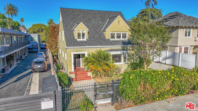 921 W 30th Street, Los Angeles CA: https://media.crmls.org/mediaz/bf7740fe-4700-4462-8234-b7ce82c30f25.jpg