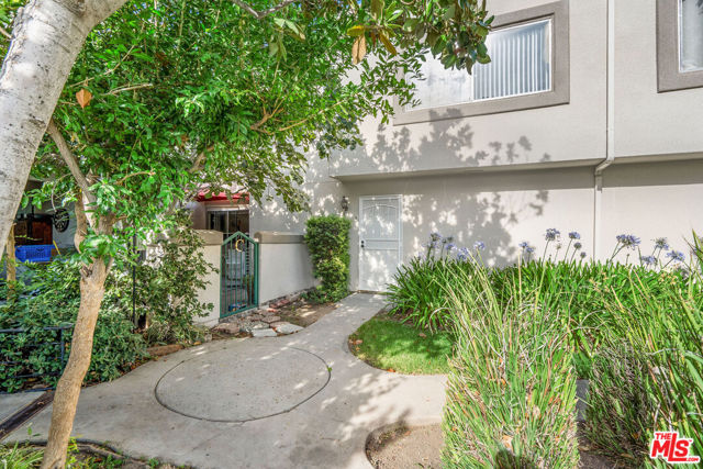 18524 Mayall Street, Northridge CA: https://media.crmls.org/mediaz/bf774b2a-3bf0-403f-af76-8b095ac00a99.jpg