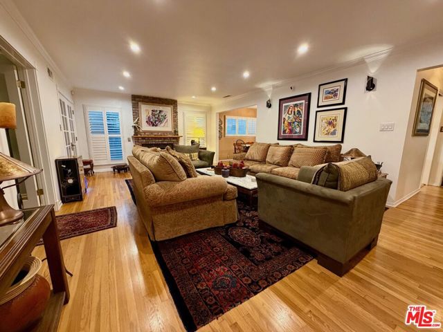 13957 Chandler Boulevard, Sherman Oaks CA: https://media.crmls.org/mediaz/bf777ab4-7ca1-4255-b236-cb7c77dd9f5a.jpg
