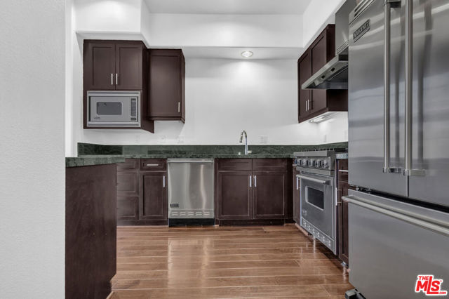 4050 GLENCOE Avenue, Marina del Rey CA: https://media.crmls.org/mediaz/bf7858d7-3704-4c84-b681-48439c4cec14.jpg