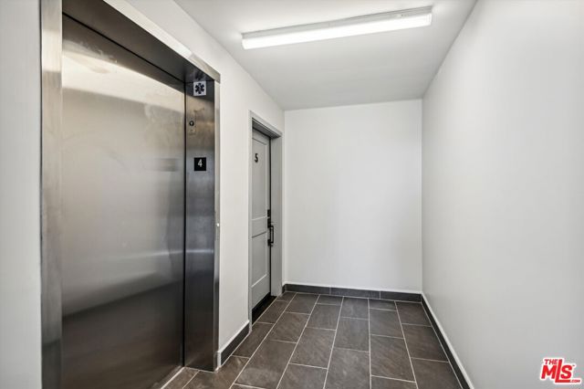 819 E La Palma Drive, Inglewood CA: https://media.crmls.org/mediaz/bf78de8c-72d9-4c0c-a9f9-8419e3e460d2.jpg