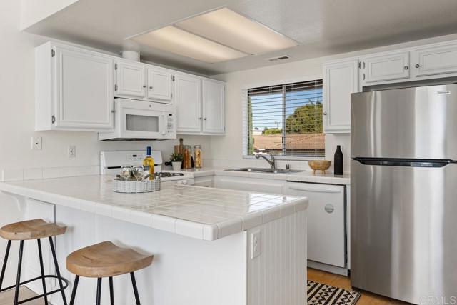 Detail Gallery Image 7 of 42 For 1330 Palomar Pl #7,  Vista,  CA 92084 - 3 Beds | 2 Baths