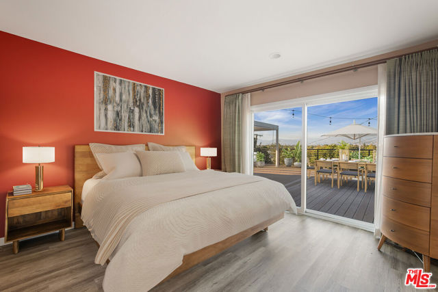 11775 Laurelwood Drive, Studio City CA: https://media.crmls.org/mediaz/bf79e7a7-eef5-4e91-bc72-edbfa4d5e5d0.jpg