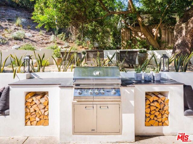 3279 Ledgewood Drive, Los Angeles CA: https://media.crmls.org/mediaz/bf7a5a67-39b0-43e9-b809-cefb49eccfb9.jpg