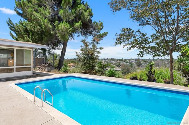 252 Santa Clara Dr, Vista CA: https://media.crmls.org/mediaz/bf7aadfe-b23f-45cc-91cd-25c3ff385d28.jpg