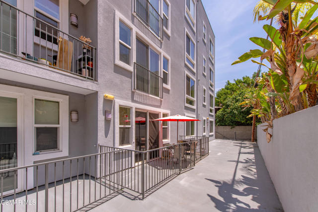 10878 Bloomfield Street, Toluca Lake CA: https://media.crmls.org/mediaz/bf7baf5b-0658-4dd2-a8a3-ed4d41fe928d.jpg