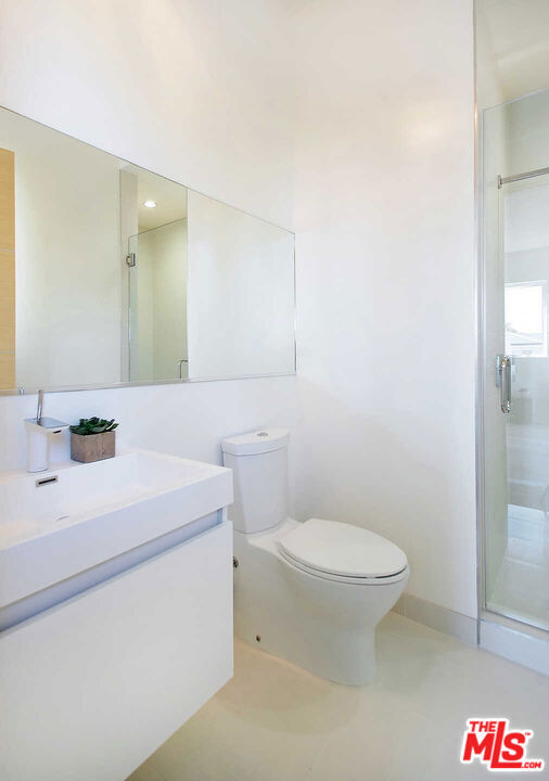 429 N Sweetzer Avenue, Los Angeles CA: https://media.crmls.org/mediaz/bf7bdd69-8451-408f-824b-032c35d478b6.jpg