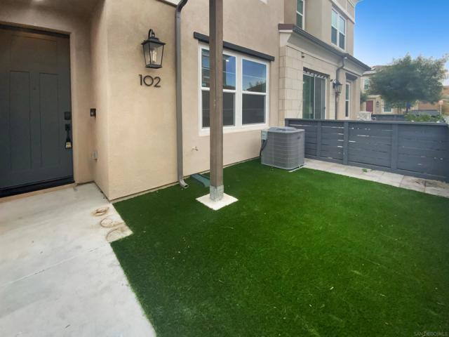 1206 Sunrise Vw, San Marcos CA: https://media.crmls.org/mediaz/bf7bee70-8501-42a4-84b4-5fb7062cd615.jpg