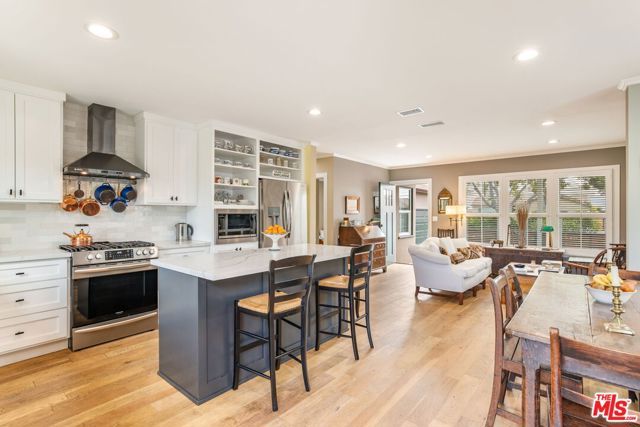 11521 Segrell Way, Culver City CA: https://media.crmls.org/mediaz/bf7c23d7-347d-4426-b95d-319f494739a8.jpg