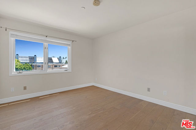 1022 10th Street, Santa Monica CA: https://media.crmls.org/mediaz/bf7d2993-a775-44aa-83ed-75841248069f.jpg