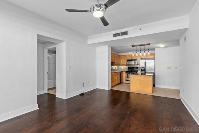 1240 India St, San Diego CA: https://media.crmls.org/mediaz/bf7da057-a0fb-498d-93b8-2fa008f48442.jpg