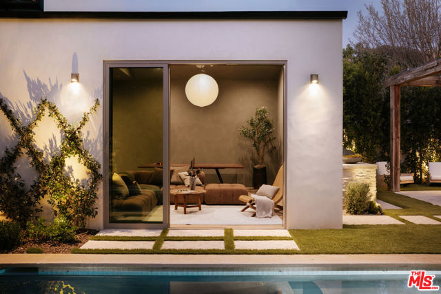 4209 Vantage Avenue, Studio City CA: https://media.crmls.org/mediaz/bf7da87f-9548-4d55-9f7c-2df610ad6452.jpg