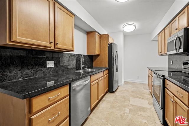 262 N Crescent Drive, Beverly Hills CA: https://media.crmls.org/mediaz/bf7e3265-9ff2-431d-8d16-badee6938d79.jpg