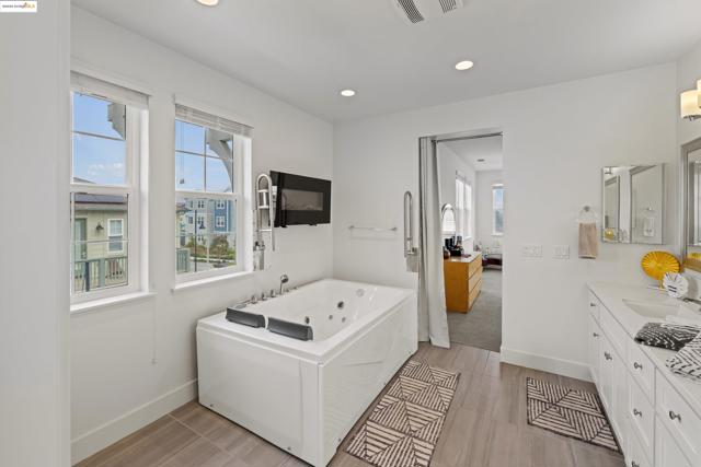 2810 Telegraph Blvd, Marina CA: https://media.crmls.org/mediaz/bf7f44ba-7f16-4ca9-af42-35d8484bd81b.jpg