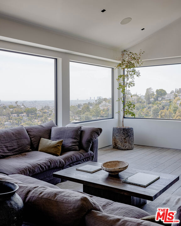 2532 Canyon Oak Dr, Los Angeles CA: https://media.crmls.org/mediaz/bf7f59ec-72d3-48fc-bbb1-eb060cd30a8e.jpg