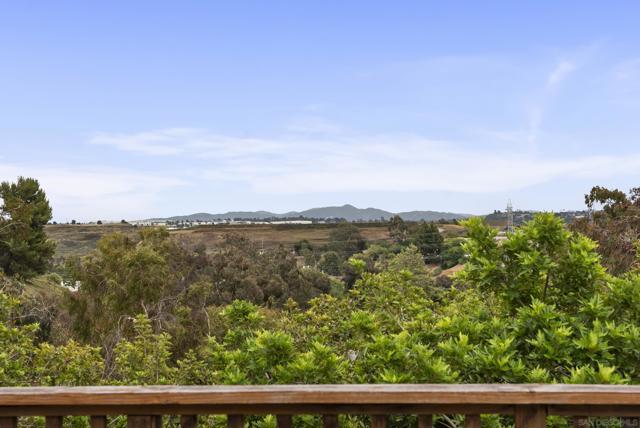310 Bluff Wy, Oceanside CA: https://media.crmls.org/mediaz/bf7fa1fd-99f5-4c1e-9d64-4fa5eb1e9f72.jpg