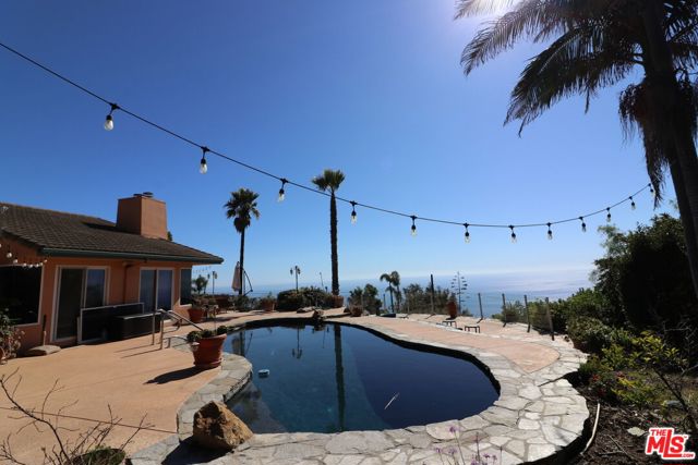 20776 Big Rock Drive, Malibu CA: https://media.crmls.org/mediaz/bf801369-a5fa-46b0-9cbe-c6e2e3e18b16.jpg