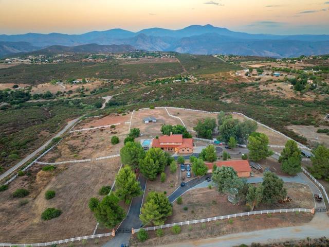 15091 Chemise Creek Rd, Ramona CA: https://media.crmls.org/mediaz/bf808f88-064a-4f02-92f3-83a9cdac16de.jpg