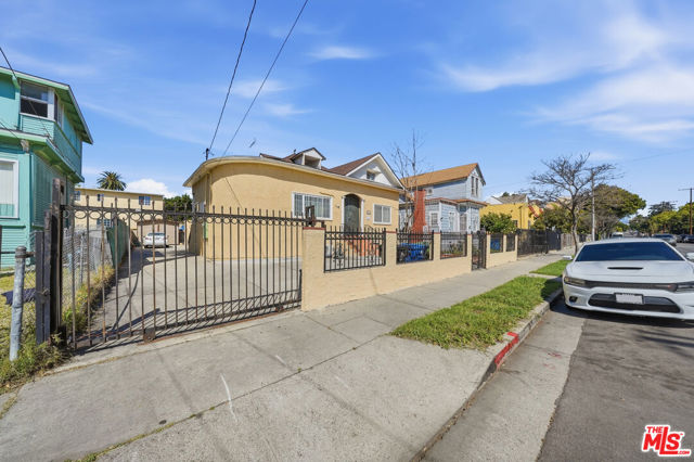 1147 S Westlake Avenue, Los Angeles CA: https://media.crmls.org/mediaz/bf809eb7-d49f-4a3d-96d0-8da0c0e361dc.jpg