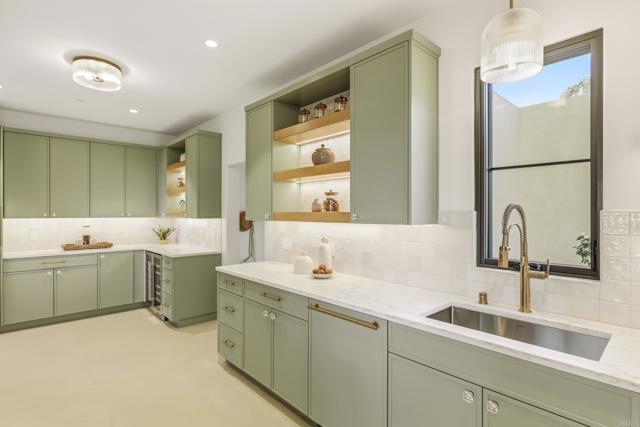 Detail Gallery Image 22 of 72 For 8341 La Jolla Scenic Dr, La Jolla,  CA 92037 - 5 Beds | 5/1 Baths