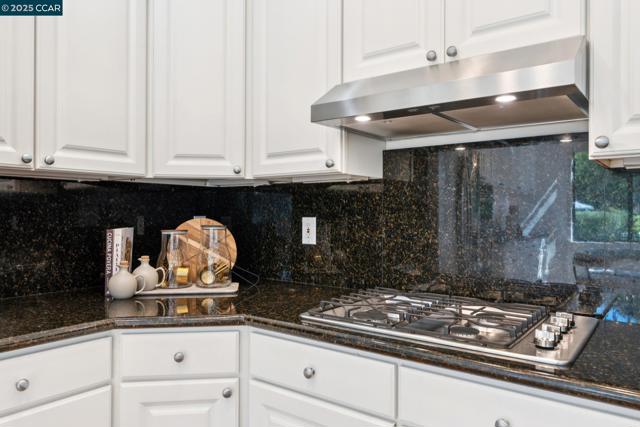 137 Kingswood Cir, Danville CA: https://media.crmls.org/mediaz/bf80e11f-1ee9-4cdf-8ad7-0a934414a682.jpg