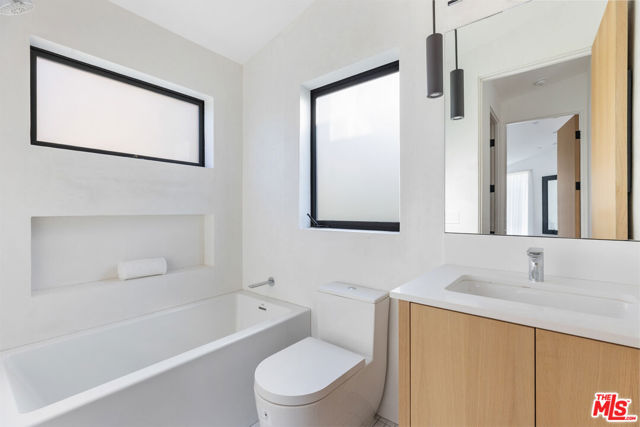 1011 Georgina Avenue, Santa Monica CA: https://media.crmls.org/mediaz/bf81d5f6-6de7-4ba4-9403-91a1480dae3e.jpg