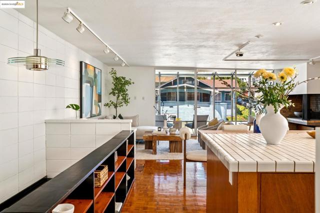 2760 Park Blvd, Oakland CA: https://media.crmls.org/mediaz/bf82ec95-9792-4ccf-a285-3c0e30cc6876.jpg