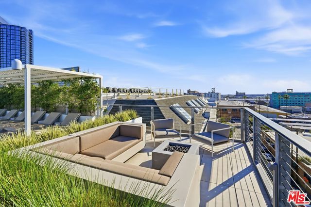 530 S Hewitt Street, Los Angeles CA: https://media.crmls.org/mediaz/bf834ae2-0a34-47b3-9a70-9ec2c93892f4.jpg