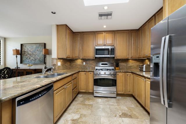 2 Rutgers Court, Rancho Mirage CA: https://media.crmls.org/mediaz/bf837c63-5bd1-4637-861c-6fc01db854a6.jpg